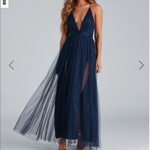 Lexxel Plunging V Neck Dress - Size Small